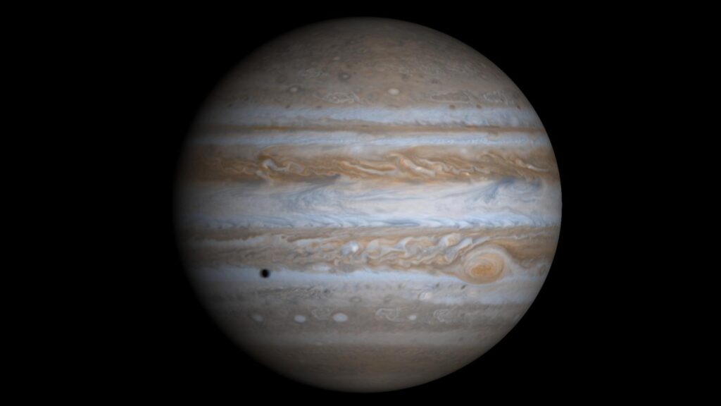 NASAの探査機が撮影した木星の全球と大赤斑、縞状に広がる雲