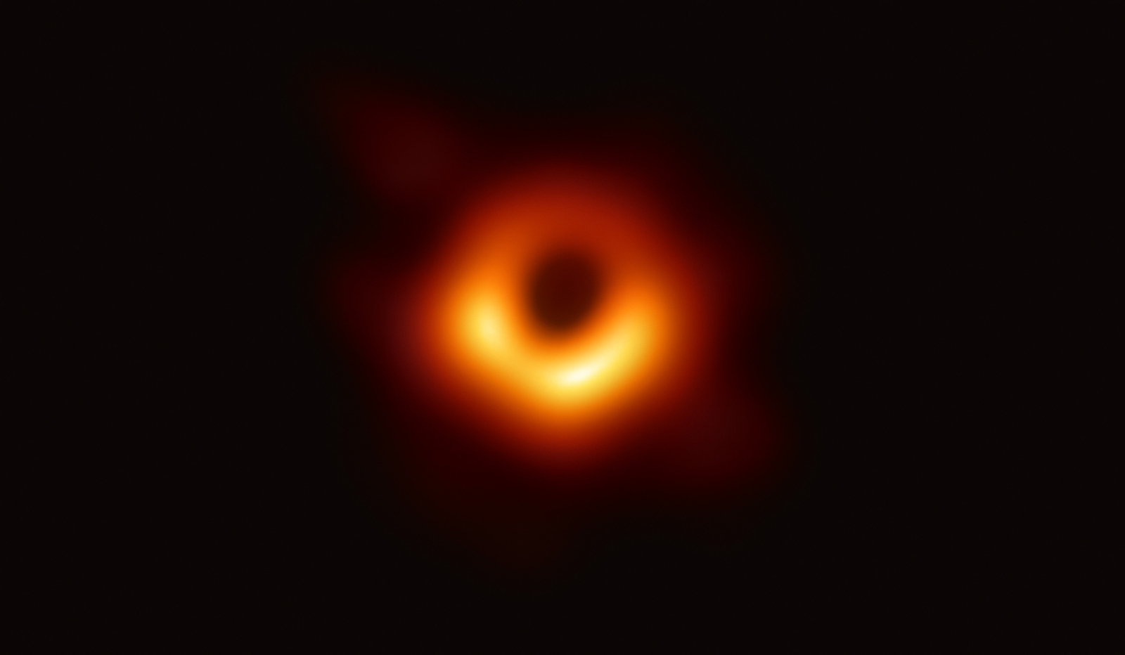 イベント・ホライズン・テレスコープが撮影したM87中心ブラックホールのシャドウ